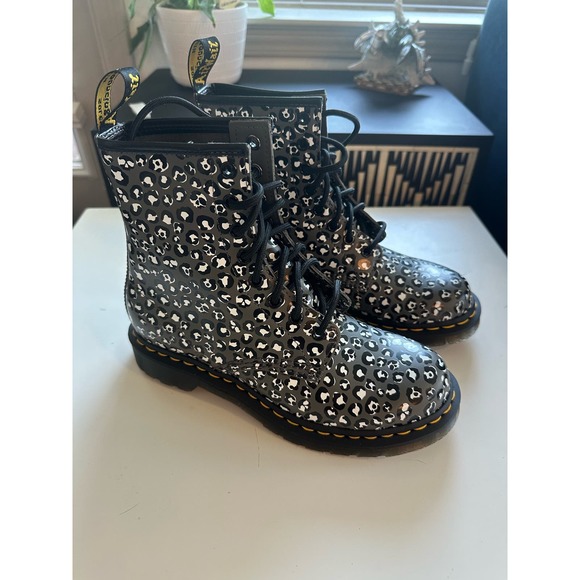 Dr. Martens NWOT 1460 Women's Gray Leopard Print Lace Up Boots Sz. US 8 - Picture 4 of 6